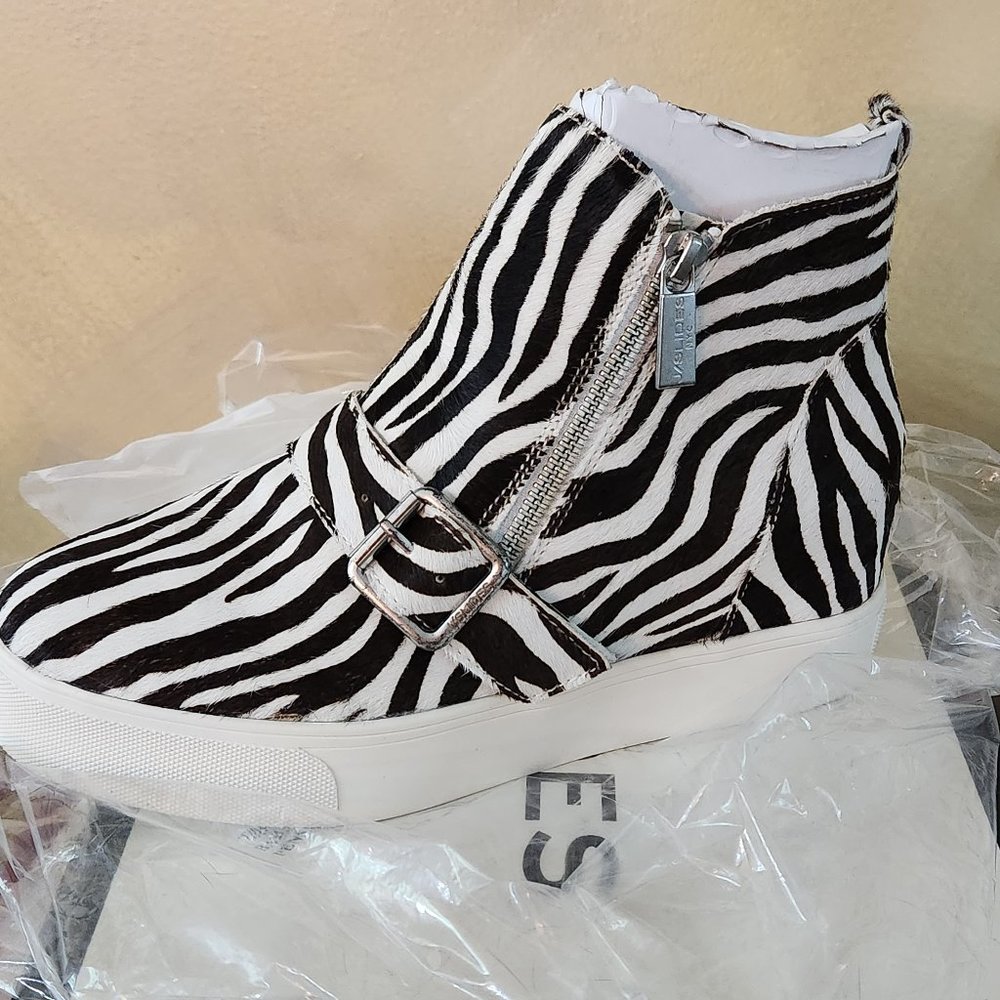 NIB j/slides Zebra pony leather studdie shoes